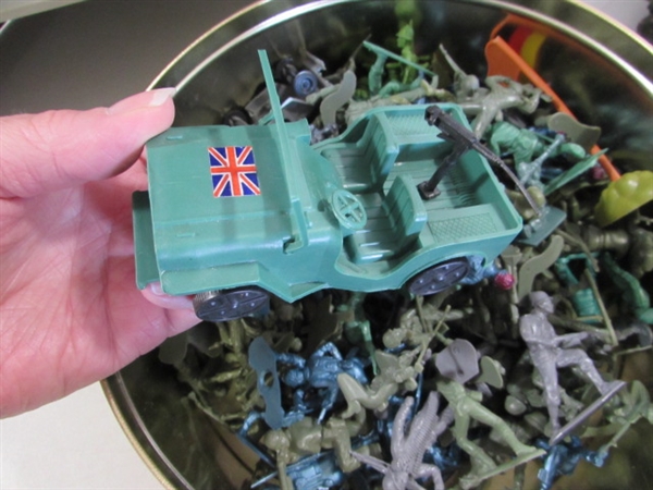 VINTAGE GUNS OF NAVARONE BATTLEGROUND PLAYSET W/LOTS OF TOY SOLDIERS, VEHICLES & MORE