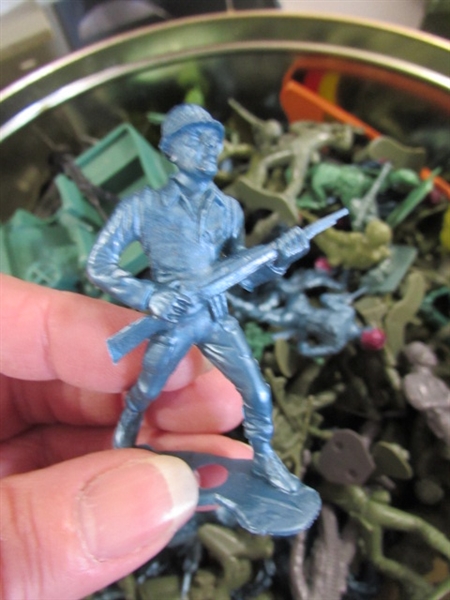 VINTAGE GUNS OF NAVARONE BATTLEGROUND PLAYSET W/LOTS OF TOY SOLDIERS, VEHICLES & MORE