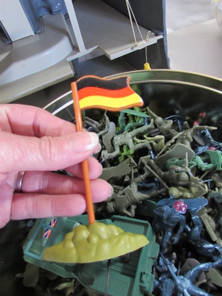 VINTAGE GUNS OF NAVARONE BATTLEGROUND PLAYSET W/LOTS OF TOY SOLDIERS, VEHICLES & MORE