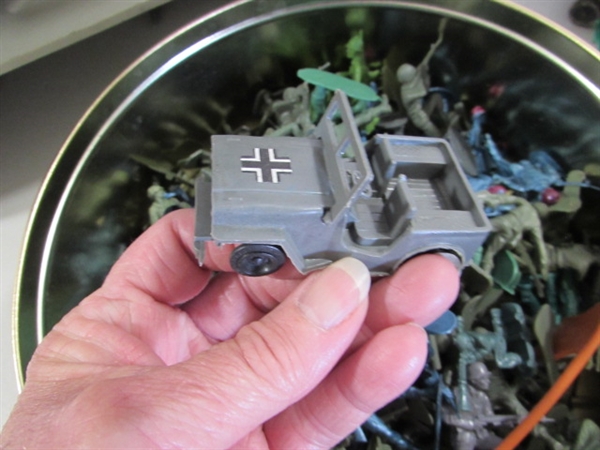 VINTAGE GUNS OF NAVARONE BATTLEGROUND PLAYSET W/LOTS OF TOY SOLDIERS, VEHICLES & MORE