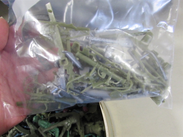 VINTAGE GUNS OF NAVARONE BATTLEGROUND PLAYSET W/LOTS OF TOY SOLDIERS, VEHICLES & MORE