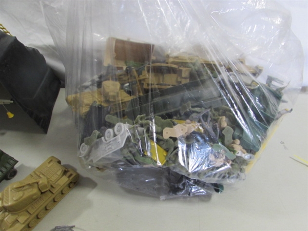 VINTAGE GUNS OF NAVARONE BATTLEGROUND PLAYSET W/LOTS OF TOY SOLDIERS, VEHICLES & MORE