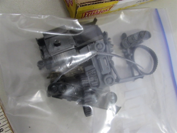COLLECTION OF TOY OR HO SCALE MILITARY VEHICLES - MOSTLY DIECAST MODELS