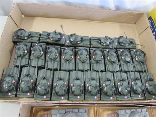 COLLECTION OF TOY OR HO SCALE MILITARY VEHICLES - MOSTLY DIECAST MODELS