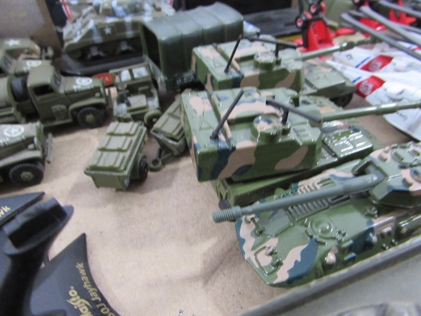 COLLECTION OF TOY OR HO SCALE MILITARY VEHICLES - MOSTLY DIECAST MODELS