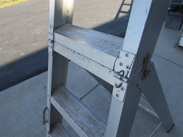 ALUMINUM STEP LADDER