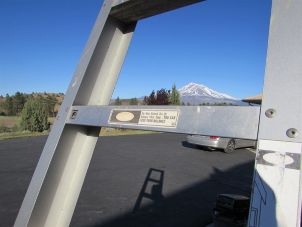 ALUMINUM STEP LADDER