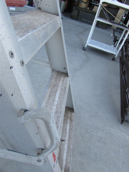 ALUMINUM STEP LADDER