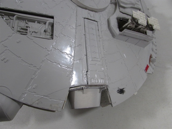 MILLENNIUM FALCON MODEL & DIECAST STAR WARS FIGURES