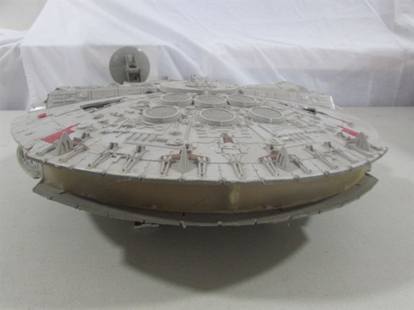 MILLENNIUM FALCON MODEL & DIECAST STAR WARS FIGURES