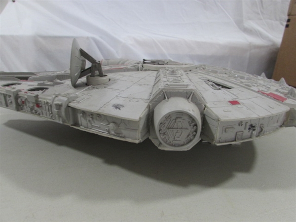 MILLENNIUM FALCON MODEL & DIECAST STAR WARS FIGURES