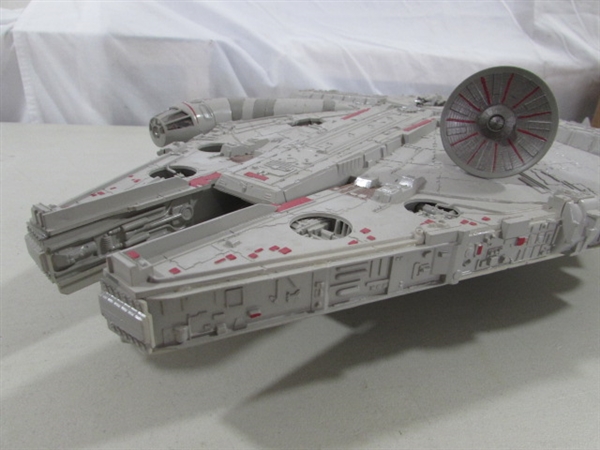 MILLENNIUM FALCON MODEL & DIECAST STAR WARS FIGURES