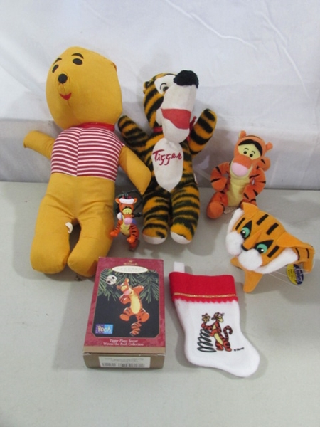 VINTAGE PLUSH TIGGER & POOH & MODERN PLUSH