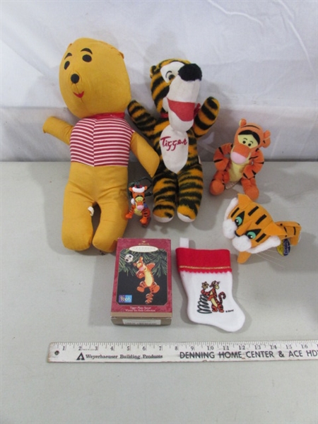 VINTAGE PLUSH TIGGER & POOH & MODERN PLUSH