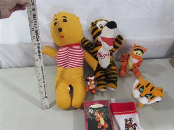 VINTAGE PLUSH TIGGER & POOH & MODERN PLUSH