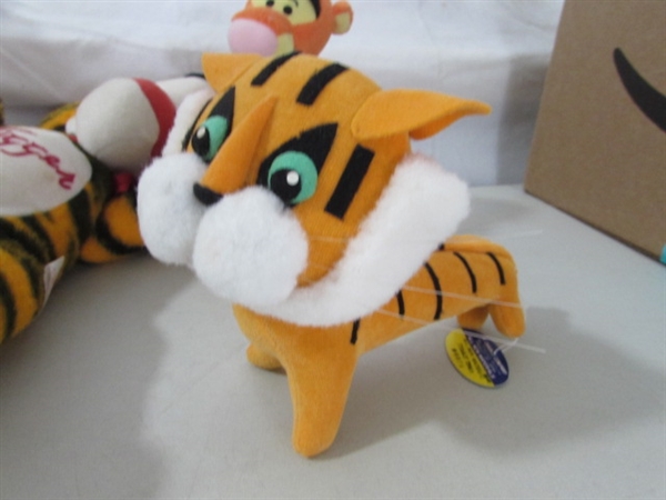 VINTAGE PLUSH TIGGER & POOH & MODERN PLUSH