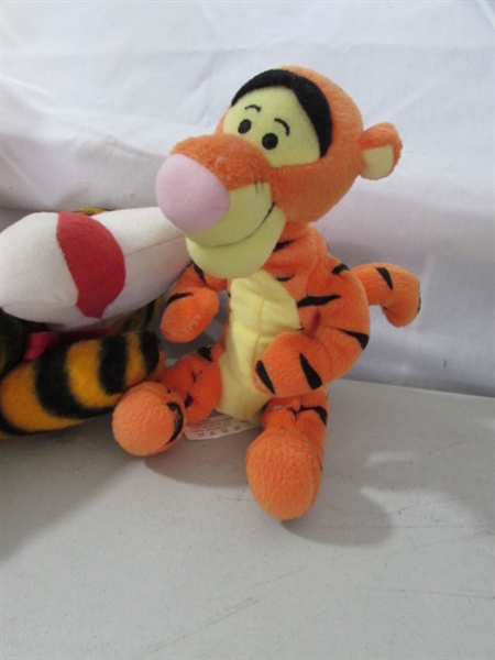 VINTAGE PLUSH TIGGER & POOH & MODERN PLUSH