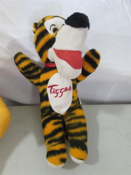 VINTAGE PLUSH TIGGER & POOH & MODERN PLUSH