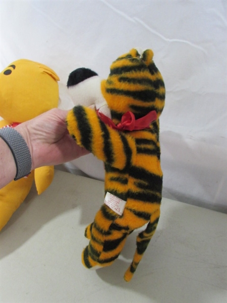 VINTAGE PLUSH TIGGER & POOH & MODERN PLUSH
