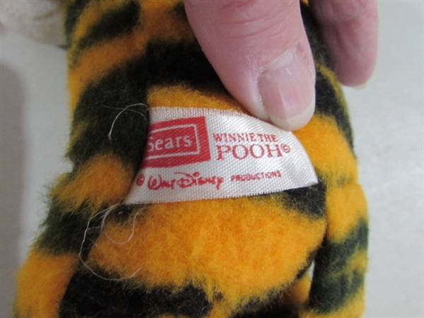 VINTAGE PLUSH TIGGER & POOH & MODERN PLUSH