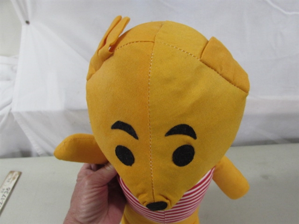 VINTAGE PLUSH TIGGER & POOH & MODERN PLUSH