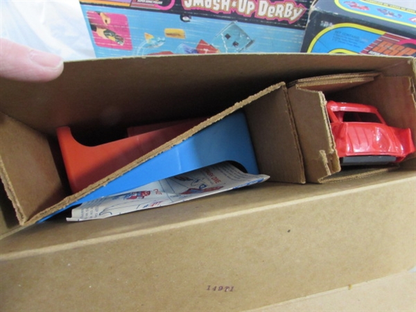 3 VINTAGE SMASH UP PLAY SETS