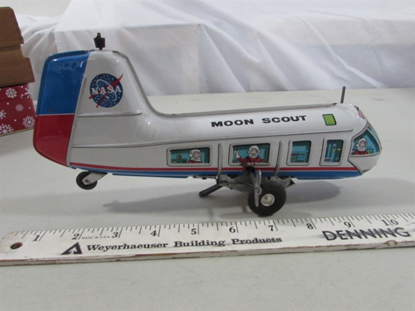 VINTAGE WINDUP NASA MOON SCOUT TOY, 1970'S CEREAL BOX LICENSE PLATES & VARIOUS TOYS
