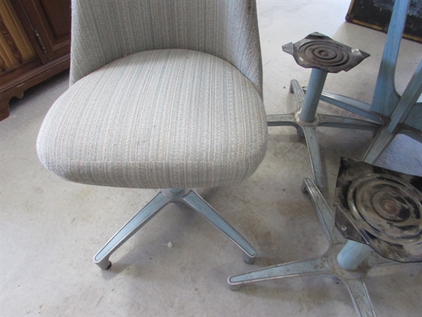 VINTAGE BABY BLUE TABLE W/1 CHAIR, 3 BASES & FOLDING FELT GAME COVER