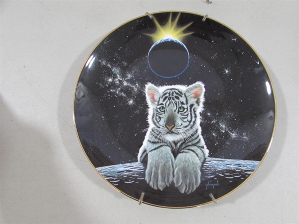 LARGE CLOTH TIGER WALL ART & BIG CAT COLLECTOR PLATES
