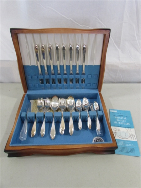 VINTAGE WM ROGERS AMERICANA SILVERPLATE FLATWARE SET IN STORAGE BOX - SERVICE FOR 8