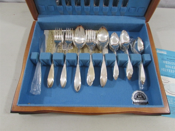 VINTAGE WM ROGERS AMERICANA SILVERPLATE FLATWARE SET IN STORAGE BOX - SERVICE FOR 8
