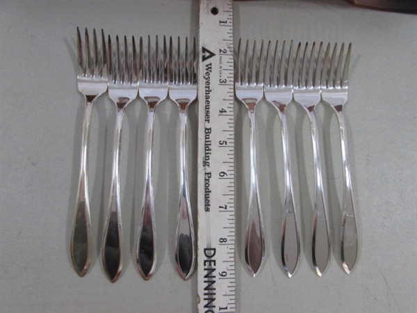 VINTAGE WM ROGERS AMERICANA SILVERPLATE FLATWARE SET IN STORAGE BOX - SERVICE FOR 8