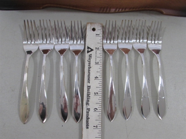 VINTAGE WM ROGERS AMERICANA SILVERPLATE FLATWARE SET IN STORAGE BOX - SERVICE FOR 8