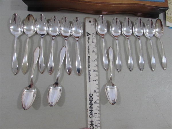 VINTAGE WM ROGERS AMERICANA SILVERPLATE FLATWARE SET IN STORAGE BOX - SERVICE FOR 8