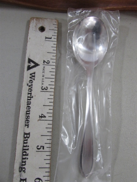 VINTAGE WM ROGERS AMERICANA SILVERPLATE FLATWARE SET IN STORAGE BOX - SERVICE FOR 8