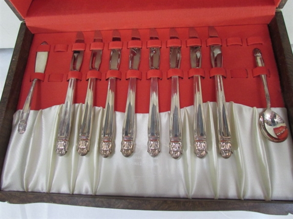 VINTAGE HOLMES & EDWARDS DANISH PRINCESS SILVERPLATE FLATWARE SET IN BOX + 6 LADY ESTHER TEASPOONS