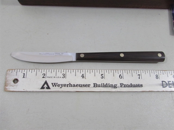 SET OF 8 VINTAGE CUTCO DINNER TABLE KNIVES IN CASE - NEW