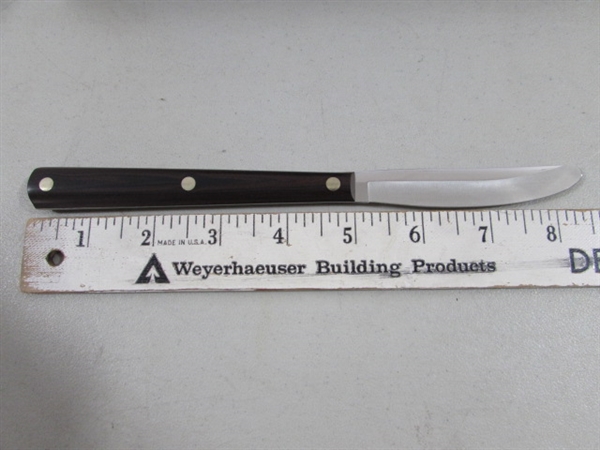 SET OF 8 VINTAGE CUTCO DINNER TABLE KNIVES IN CASE - NEW