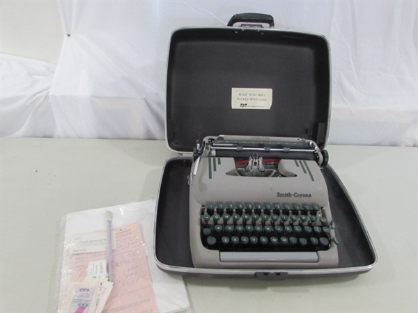 VINTAGE SMITH-CORONA MANUAL TYPEWRITER IN CASE