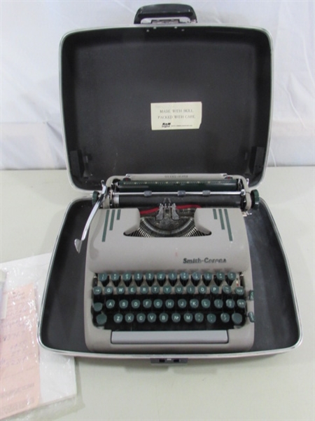 VINTAGE SMITH-CORONA MANUAL TYPEWRITER IN CASE