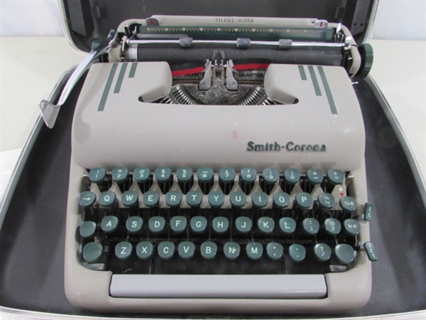VINTAGE SMITH-CORONA MANUAL TYPEWRITER IN CASE