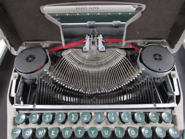VINTAGE SMITH-CORONA MANUAL TYPEWRITER IN CASE
