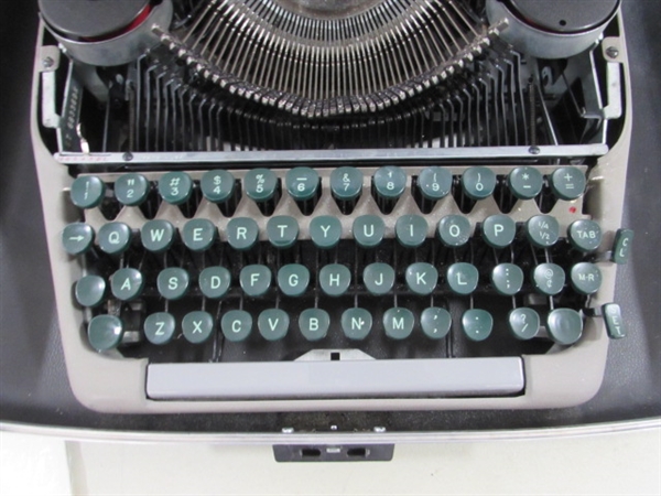 VINTAGE SMITH-CORONA MANUAL TYPEWRITER IN CASE