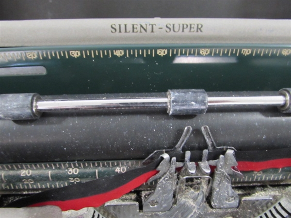 VINTAGE SMITH-CORONA MANUAL TYPEWRITER IN CASE