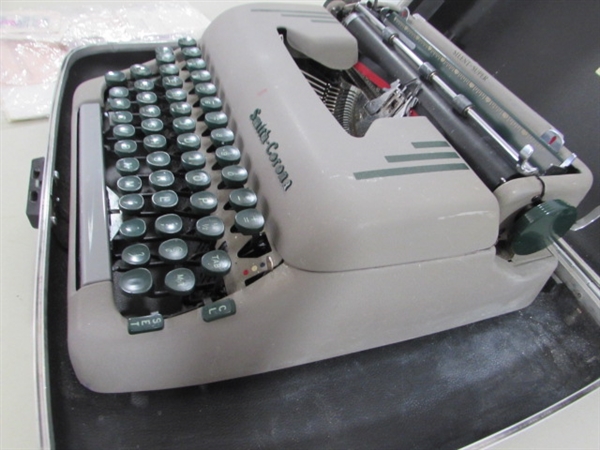 VINTAGE SMITH-CORONA MANUAL TYPEWRITER IN CASE
