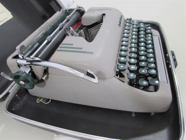 VINTAGE SMITH-CORONA MANUAL TYPEWRITER IN CASE