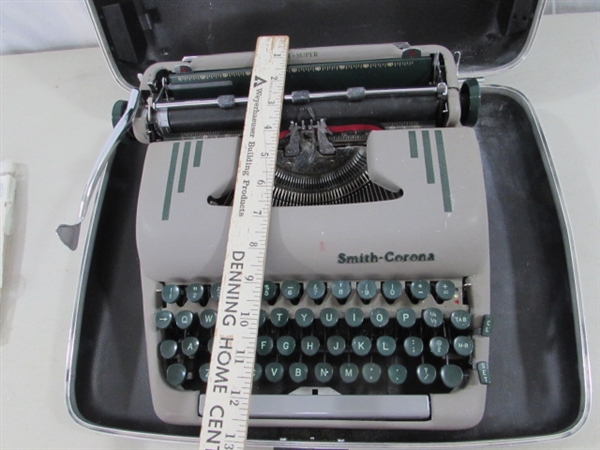 VINTAGE SMITH-CORONA MANUAL TYPEWRITER IN CASE