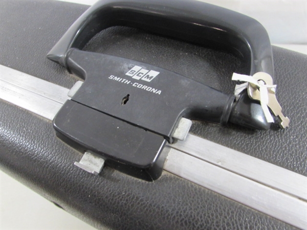 VINTAGE SMITH-CORONA MANUAL TYPEWRITER IN CASE
