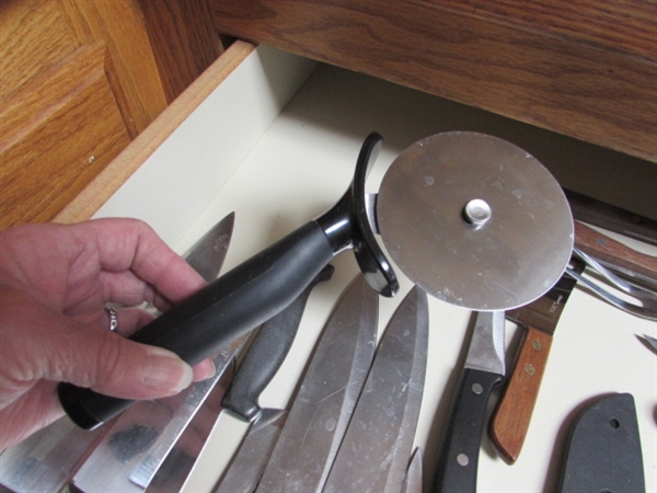 ASSORTMENT OF KITCHEN KNIVES & SHARPENING STONE