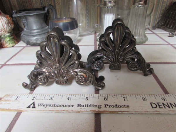 VINTAGE SILVERPLATE CREAMER, SALT & PEPPER SHAKERS, CERAMIC ROOSTERS, BRASS BULL HEAD SKEWERS & VINTAGE ROLY POLY GLASS PITCHER W/ONE GLASS